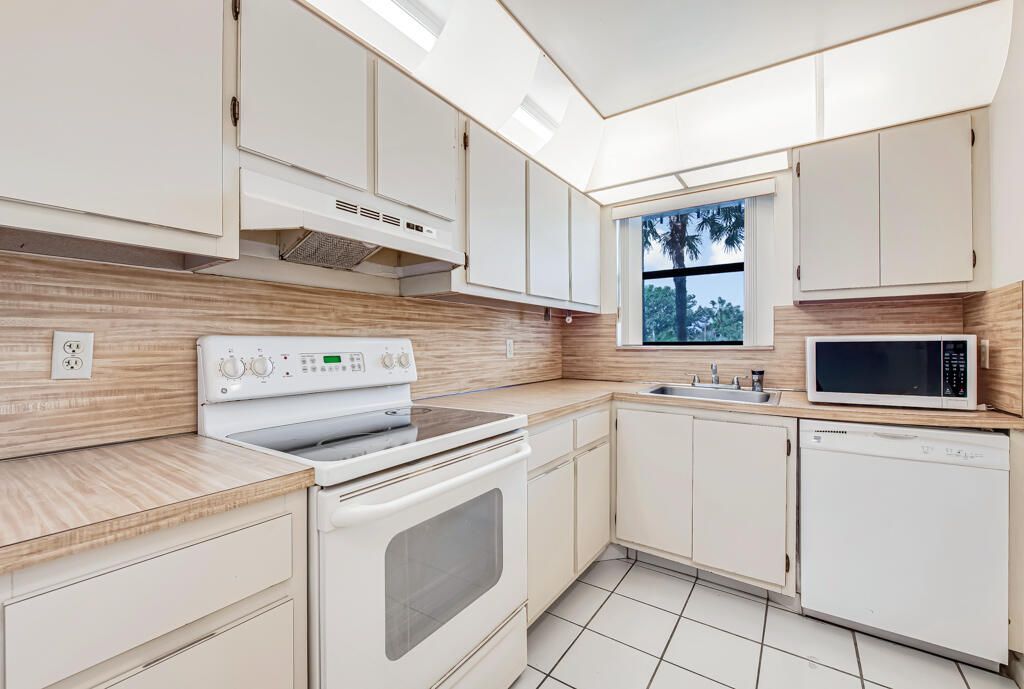 4640 Lucerne Lakes Boulevard, Unit 206, Lake Worth, FL 33467 Photo