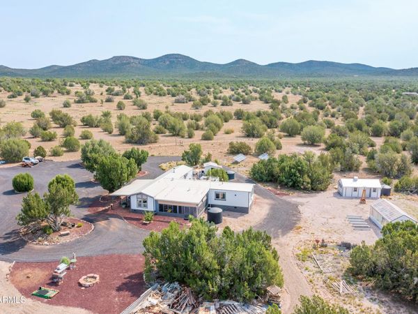 42897 N Pickett Corral Road, Seligman, AZ 86337
