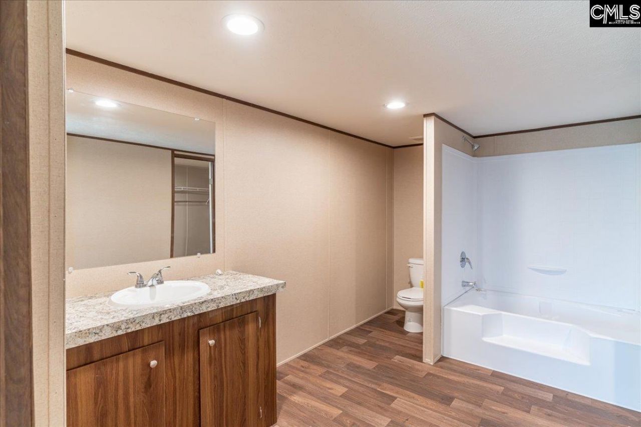 846 Horses Neck Road Photo 17