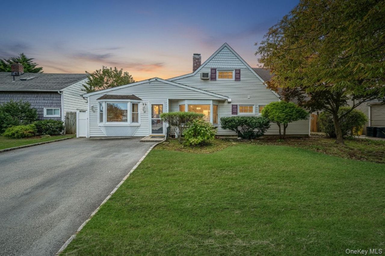 95 Lantern Road, Hicksville, NY 11801 Main Photo