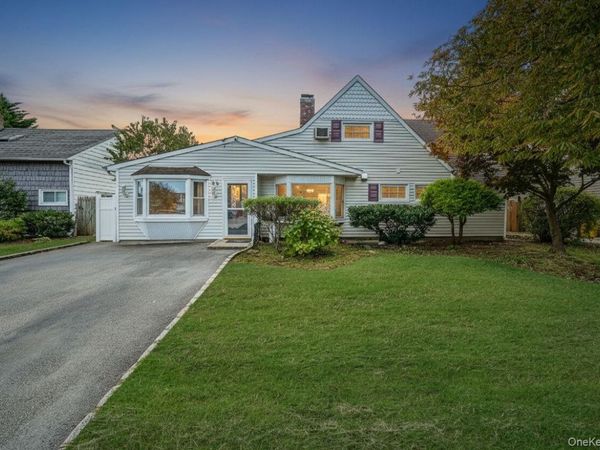 95 Lantern Road, Hicksville, NY 11801