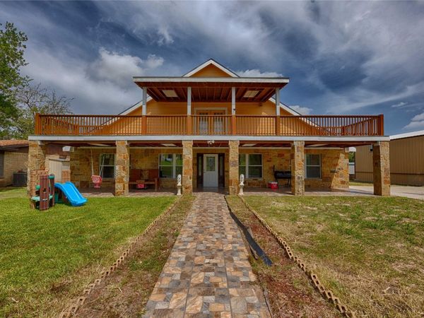 113 Thiele DR, Yoakum, TX 77995