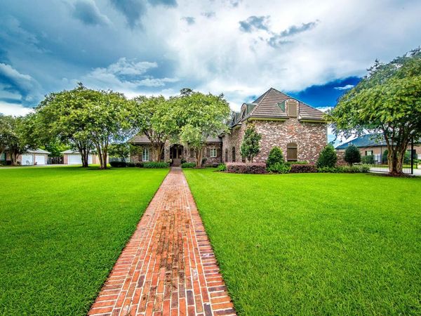 157 Regal Row, Houma, LA 70360