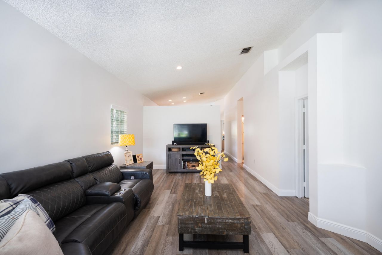 370 SW 203rd Avenue, Pembroke Pines, FL 33029 Photo