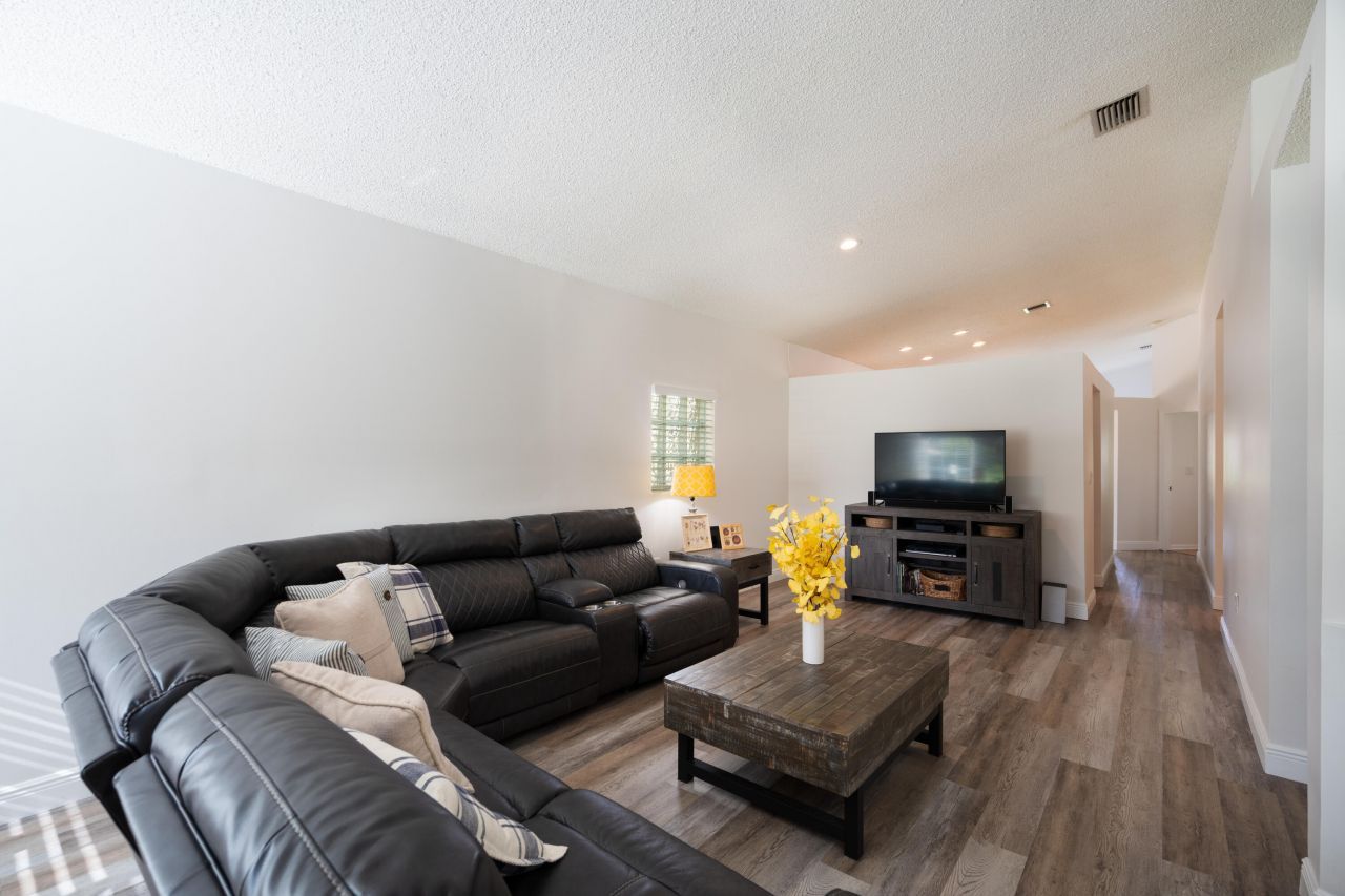 370 SW 203rd Avenue, Pembroke Pines, FL 33029 Photo