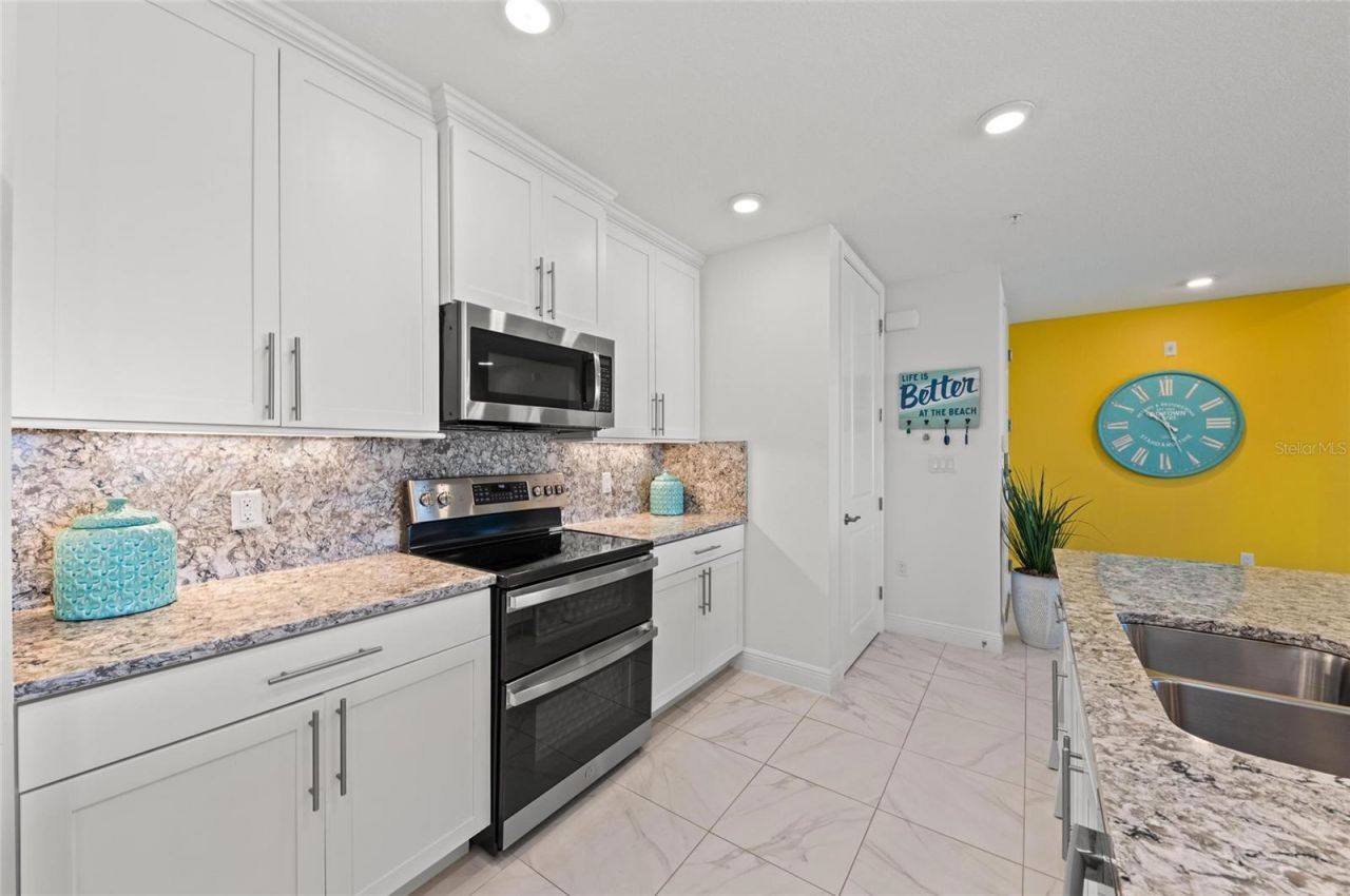 387 Aruba Circle, Unit 301, Bradenton, FL 34209 Photo