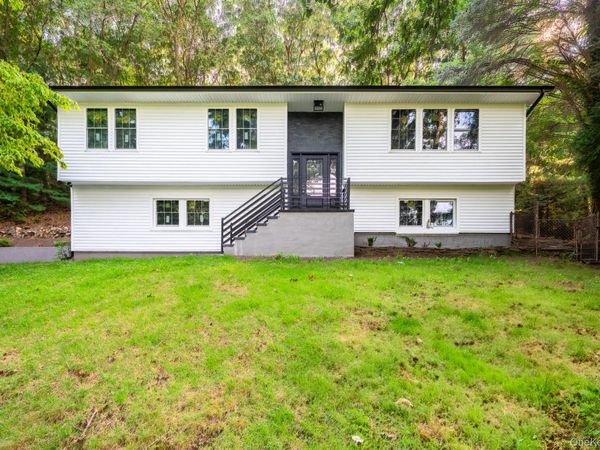 368 Landing Avenue, Smithtown, NY 11787