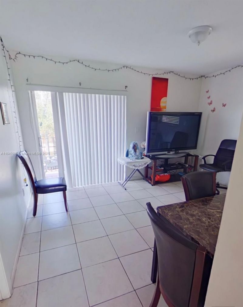 1068 SW 2nd St, Miami, FL 33130 Photo