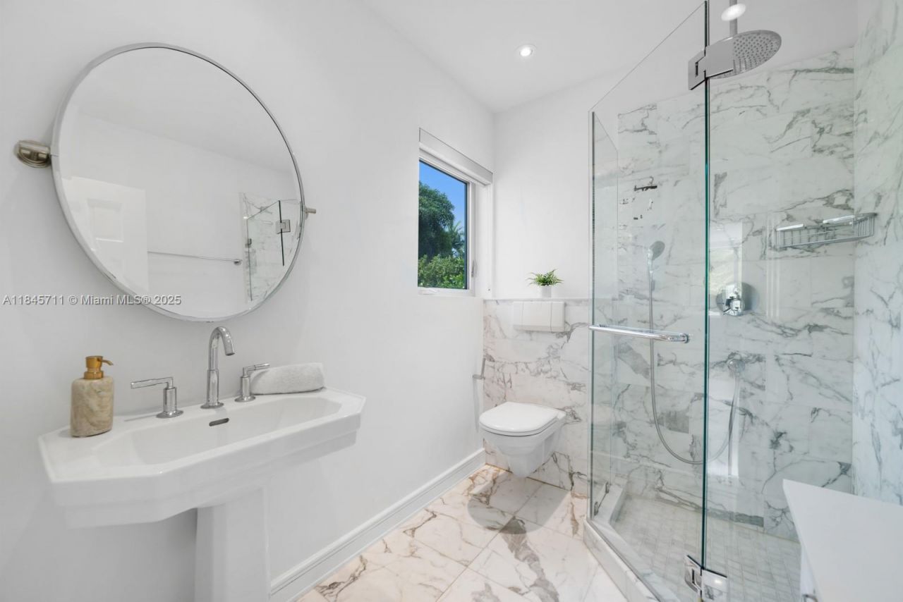 114 3rd San Marino Ter, Miami Beach, FL 33139 Photo