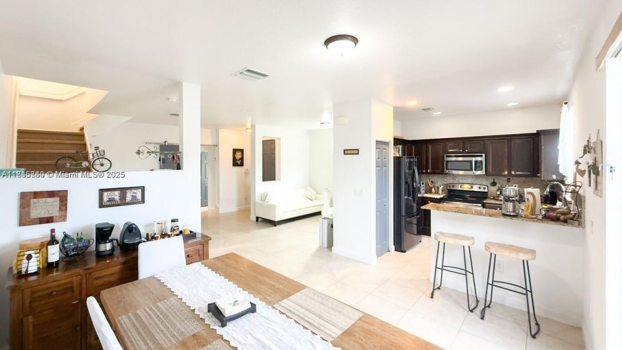 1001 NE 208th St, Unit ., Miami, FL 33179 Photo