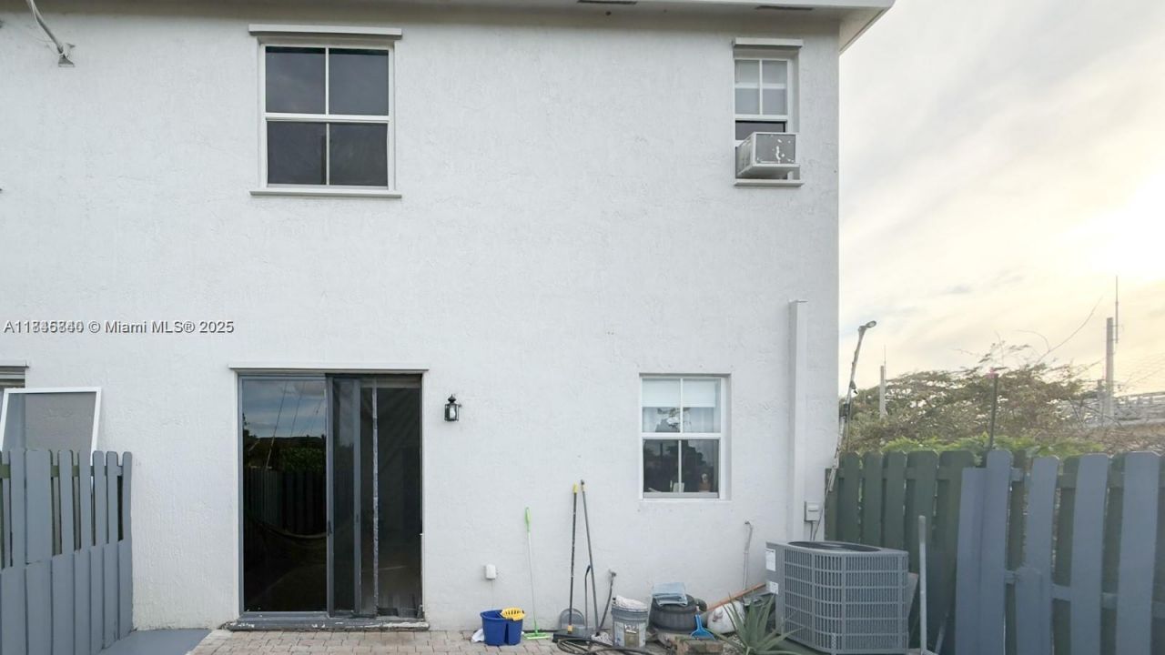 1001 NE 208th St, Unit ., Miami, FL 33179 Photo