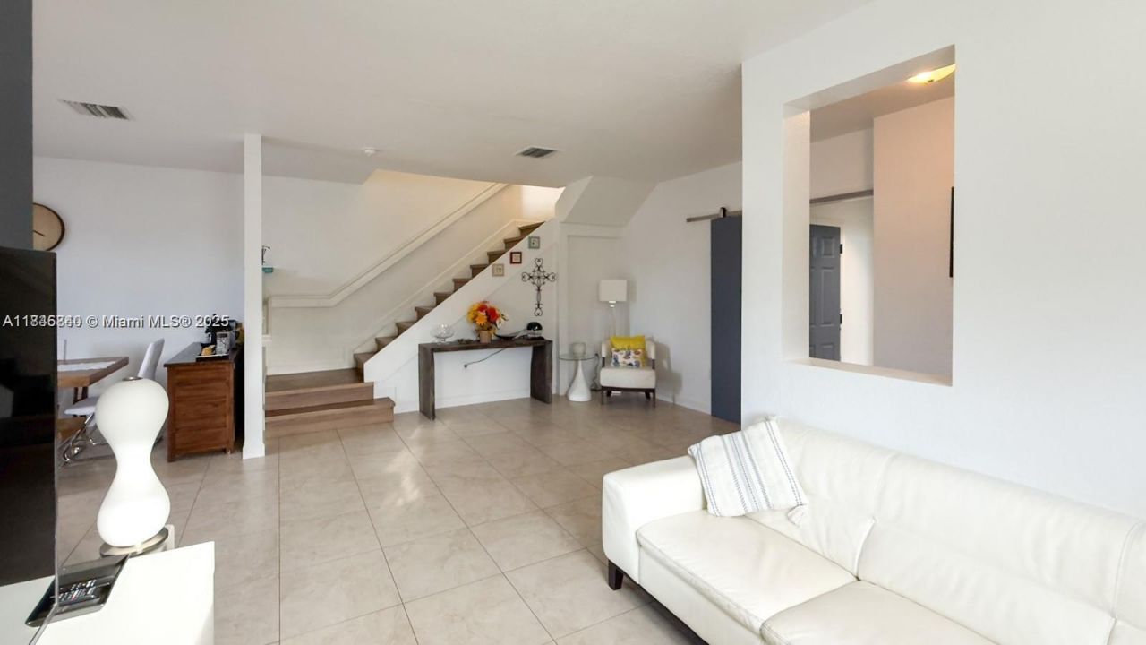 1001 NE 208th St, Unit ., Miami, FL 33179 Photo