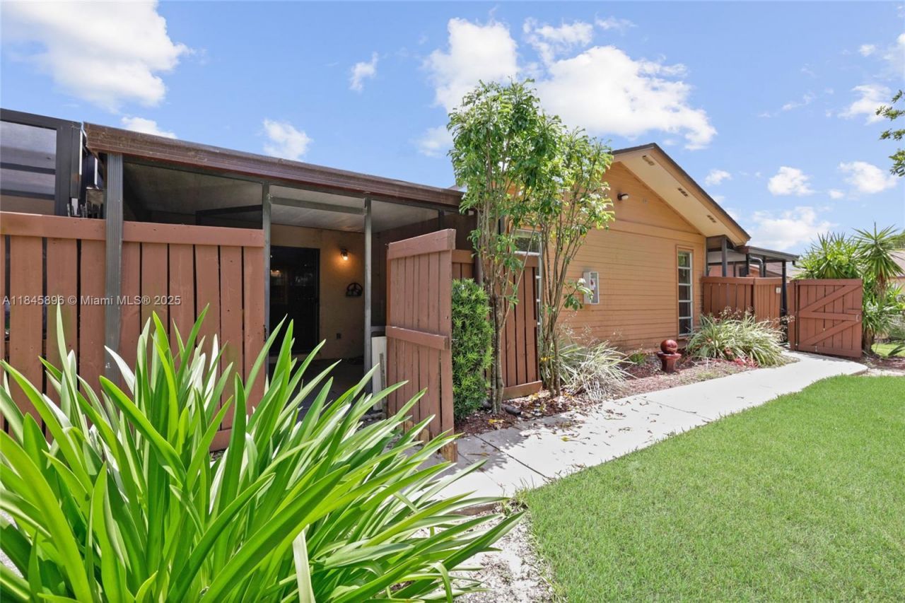 6322 Royal Woods Dr, Fort Myers, FL 33908 Photo