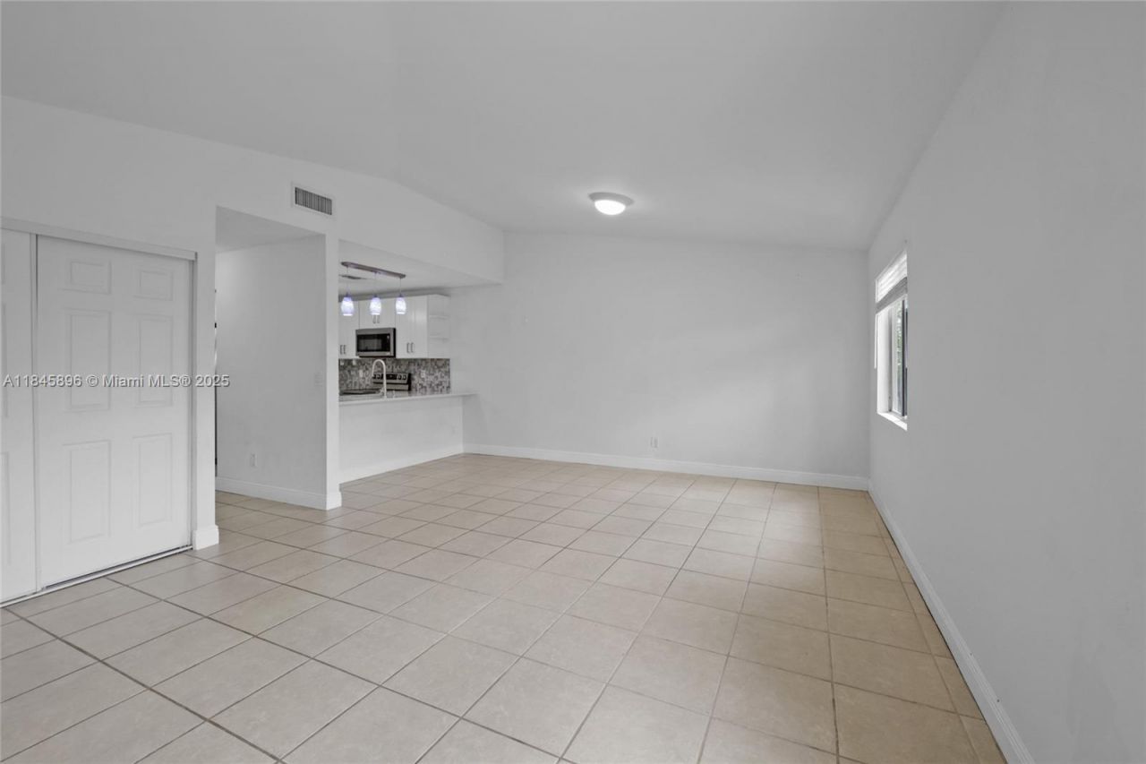 6322 Royal Woods Dr, Fort Myers, FL 33908 Photo