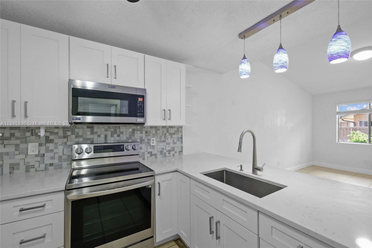 6322 Royal Woods Dr, Fort Myers, FL 33908 Photo