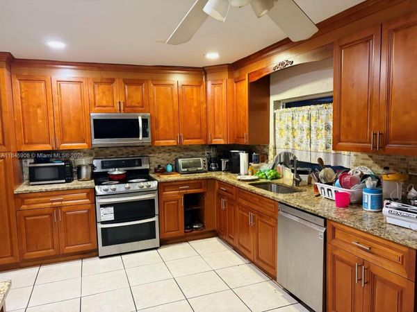 7040 NW 21st Ct, Sunrise, FL 33313