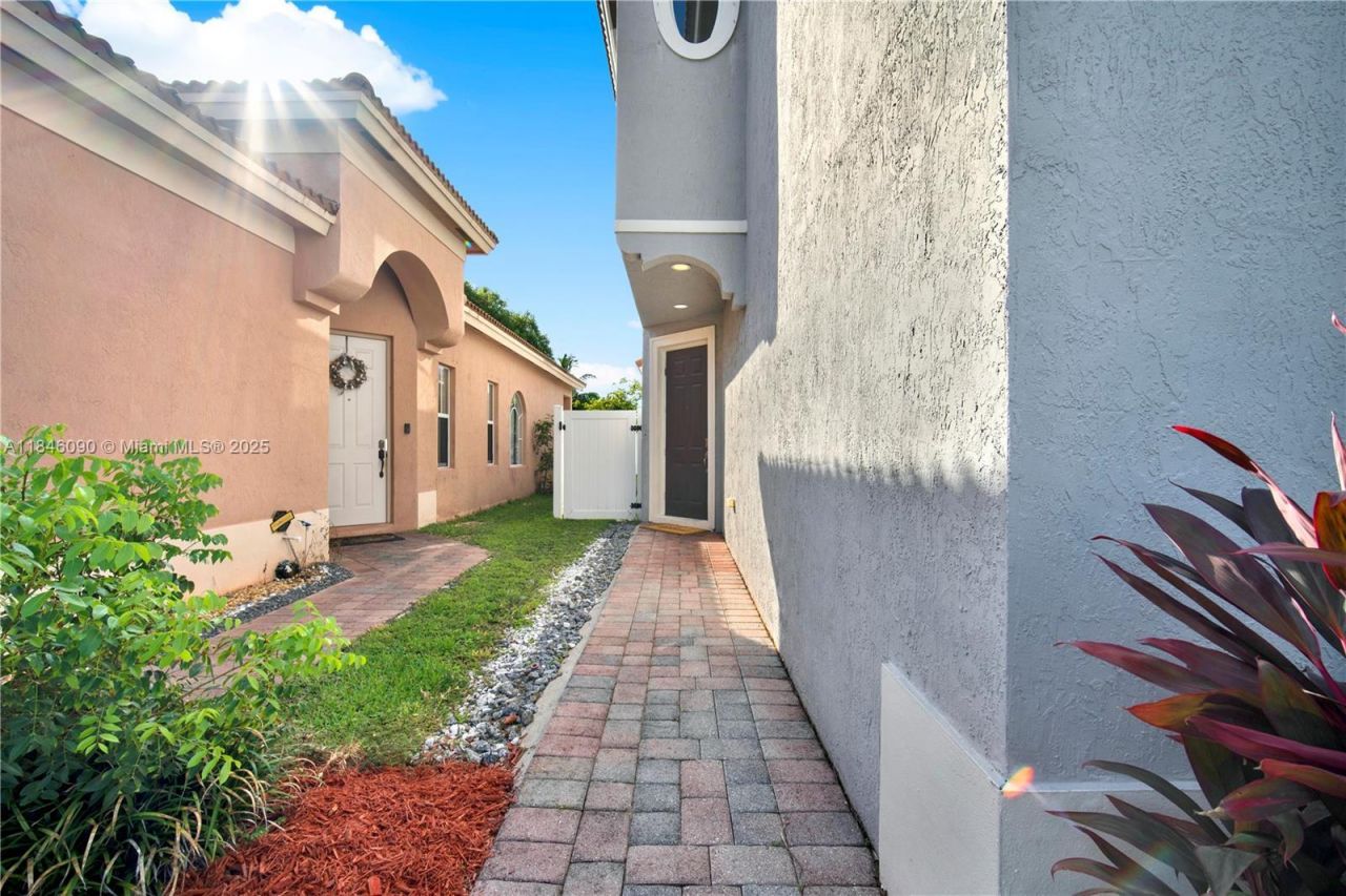 1081 NE 40th Rd, Homestead, FL 33033 Photo