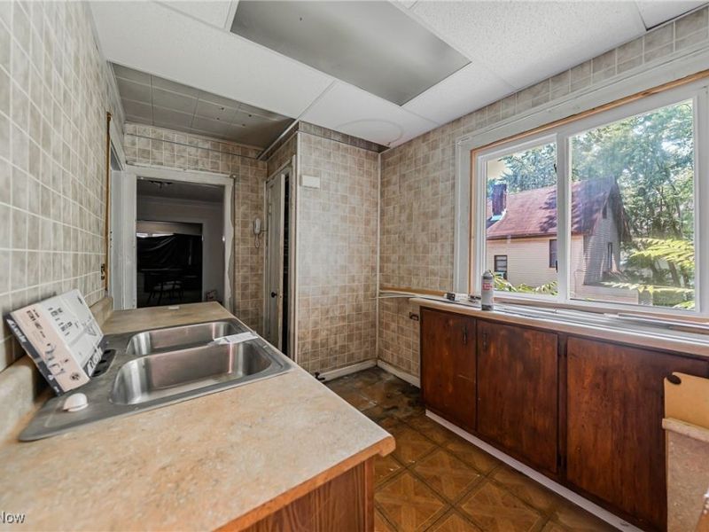 742 Linn Drive, Cleveland, OH 44108 Photo 11