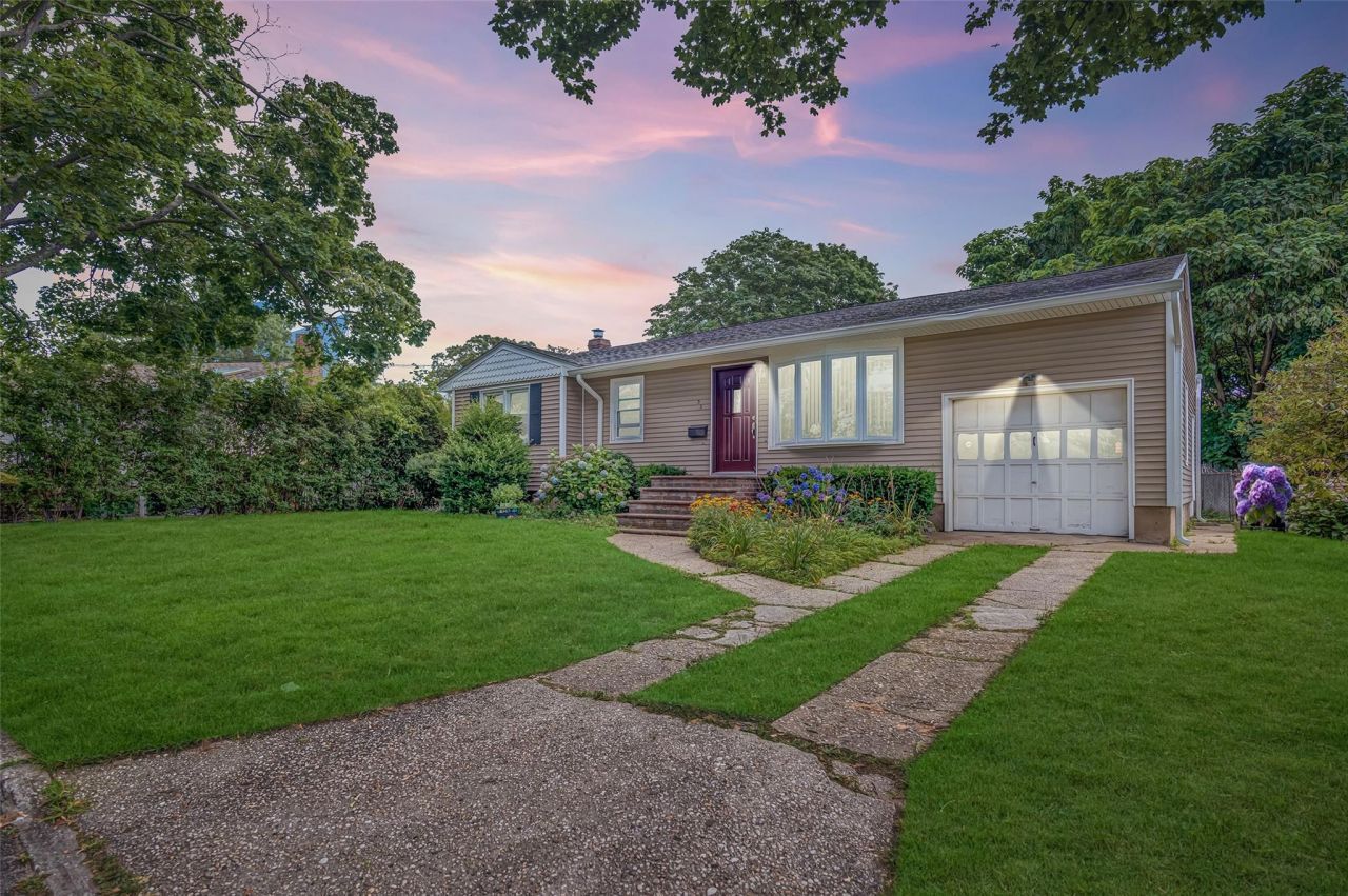 35 Anna Street, Bay Shore, NY 11706 Main Photo