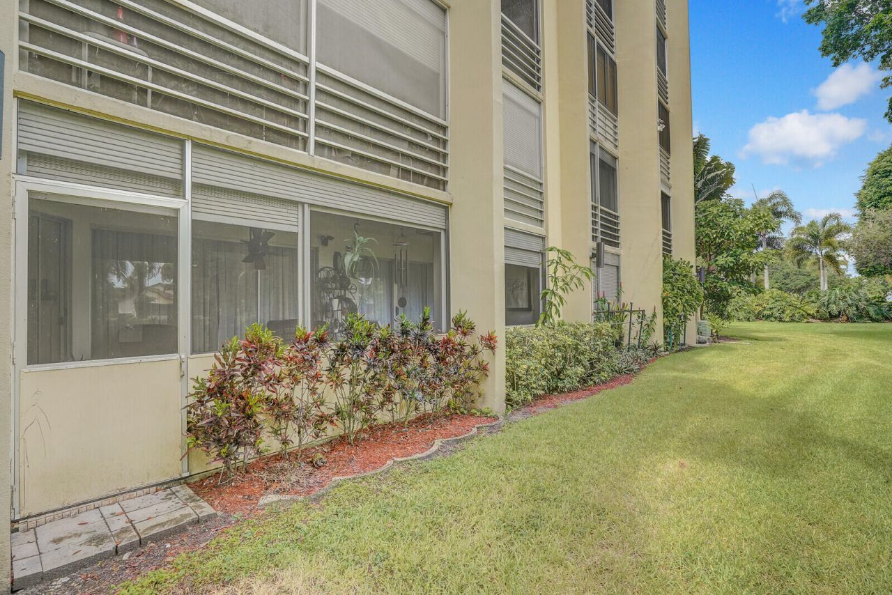 3524 Via Poinciana, Unit 102, Lake Worth, FL 33467 Photo