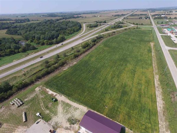 5241 Oak Crest Hill Rd SE, Hills, IA 52235