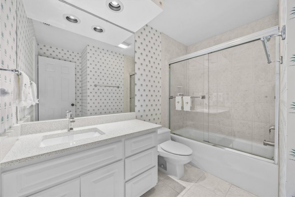 1903 Bay Road, Unit 206, Vero Beach, FL 32963 Photo
