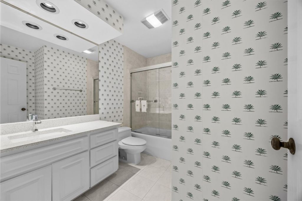 1903 Bay Road, Unit 206, Vero Beach, FL 32963 Photo