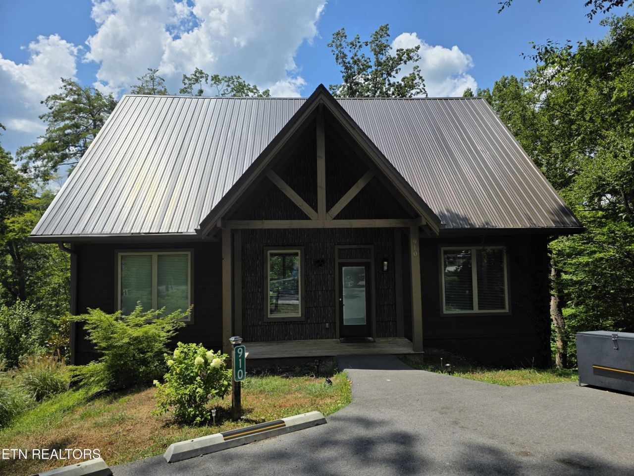 910 Saddle Creek Way, Sevierville, TN 37862 Main Photo