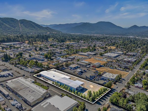 1990 NW Washington Boulevard, Grants Pass, OR 97526