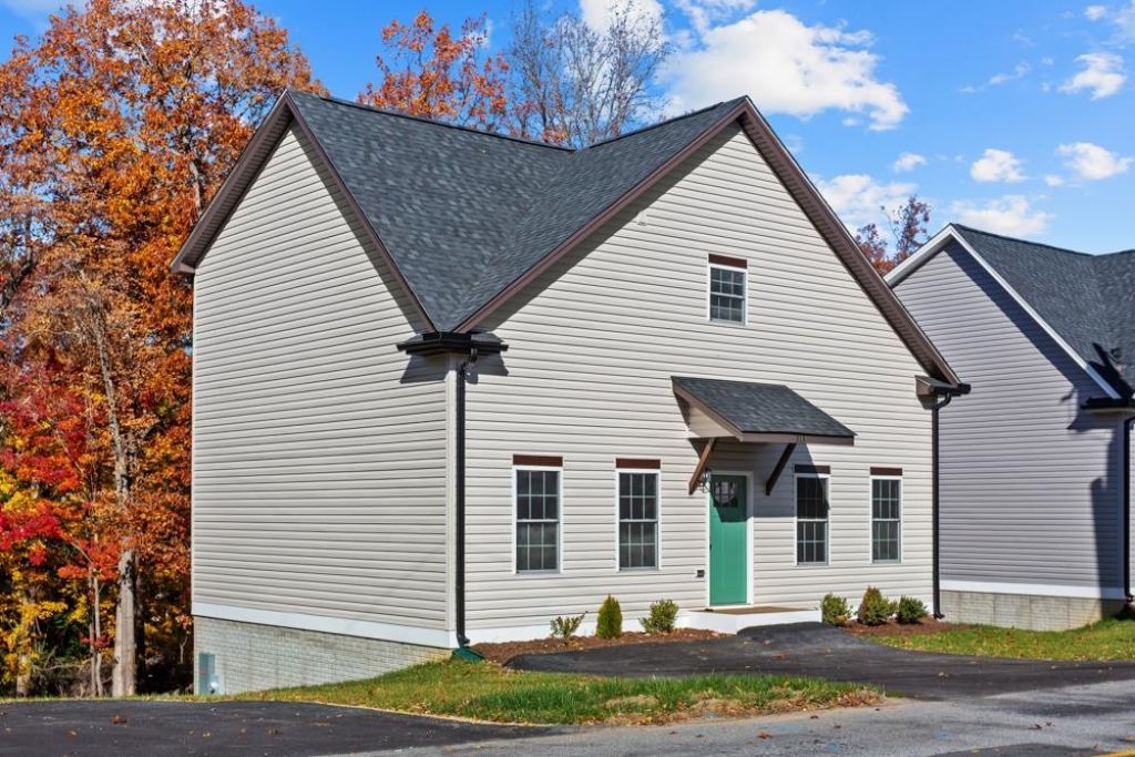 313 Ivanhoe Ave, Waynesboro, VA 22980 Main Photo