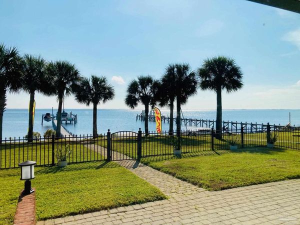 6735 Tidewater Dr, Navarre, FL 32566