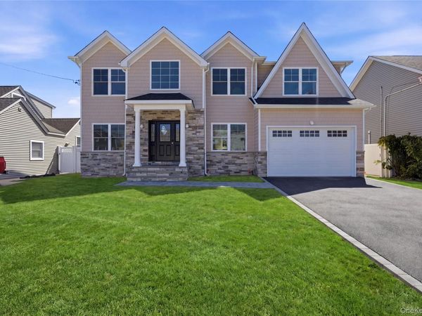 32 Massapequa Avenue, Massapequa Park, NY 11762