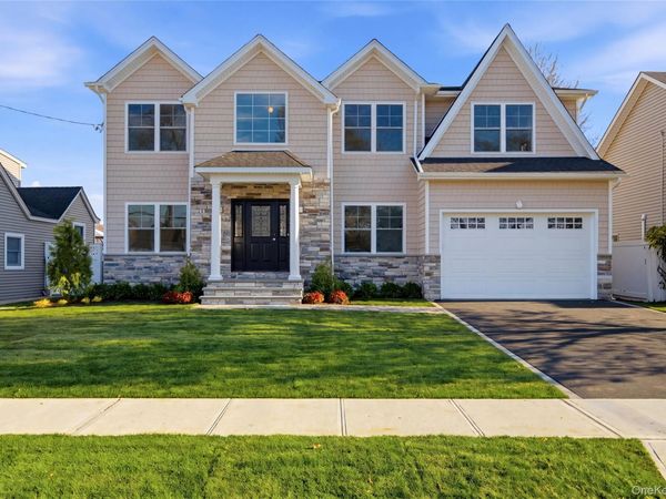 32 Massapequa Avenue, Massapequa Park, NY 11762