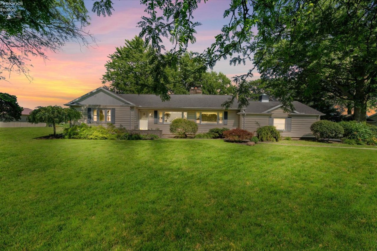 162 Oak Ridge Drive, Oak Harbor, OH 43449 Main Photo