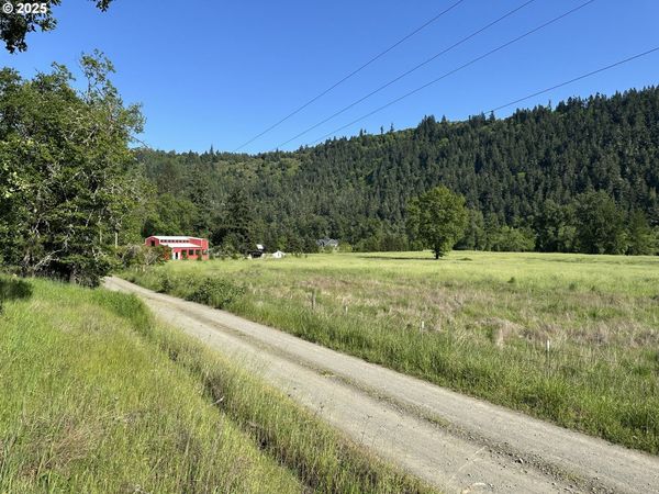 215 PARKINSON RD, Winston, OR 97496