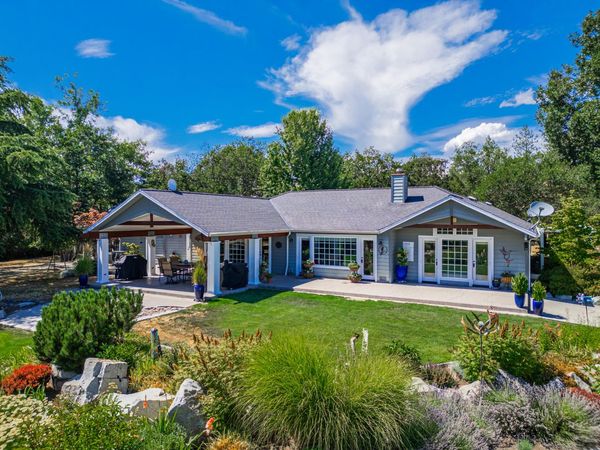 700 Rogue Wood Drive, White City, OR 97503