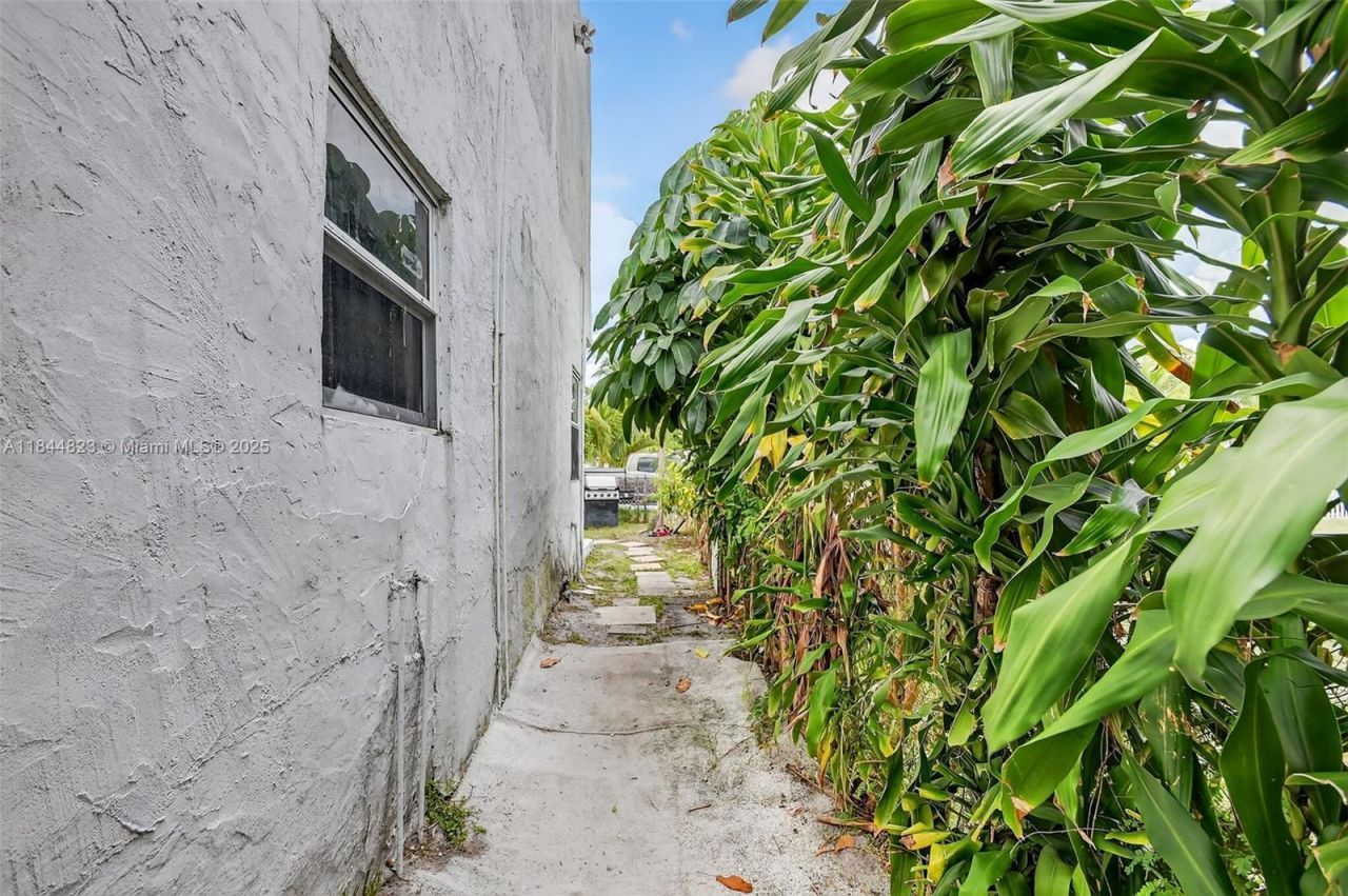 435 Avenida Alegre, West Palm Beach, FL 33405 Photo