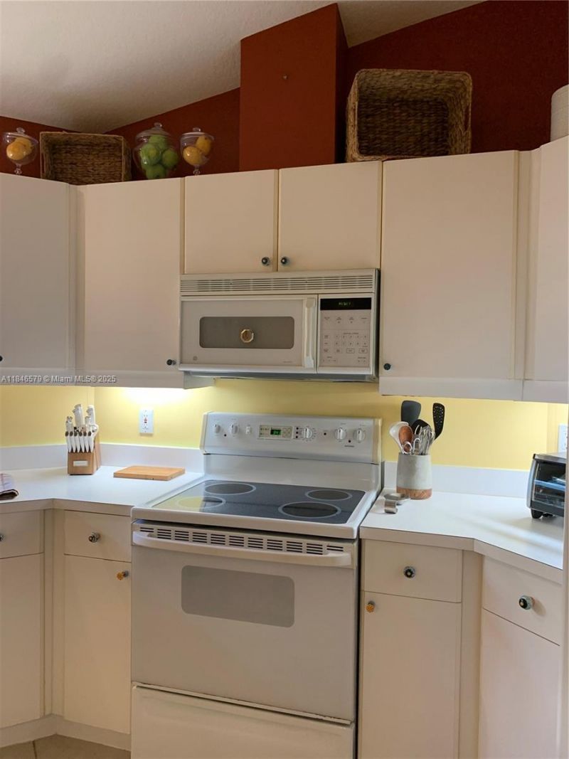 231 W Canterbury Dr W, Palm Beach Gardens, FL 33418 Photo