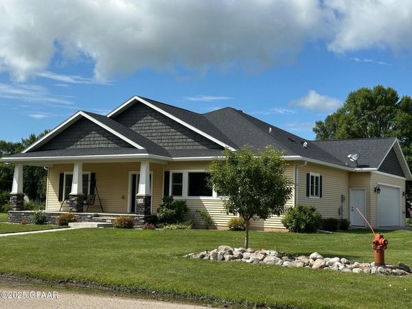 610 PARKWAY Lane W, Northwood, ND 58267