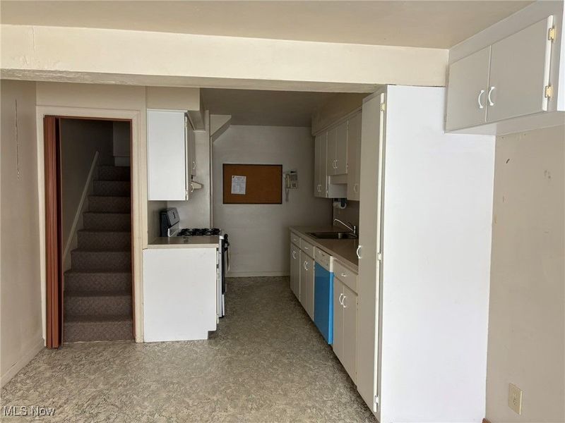 453 Kenyon Avenue, Elyria, OH 44035 Photo 5