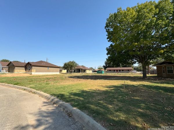 1117 Iris Crescent, Floresville, TX 78114
