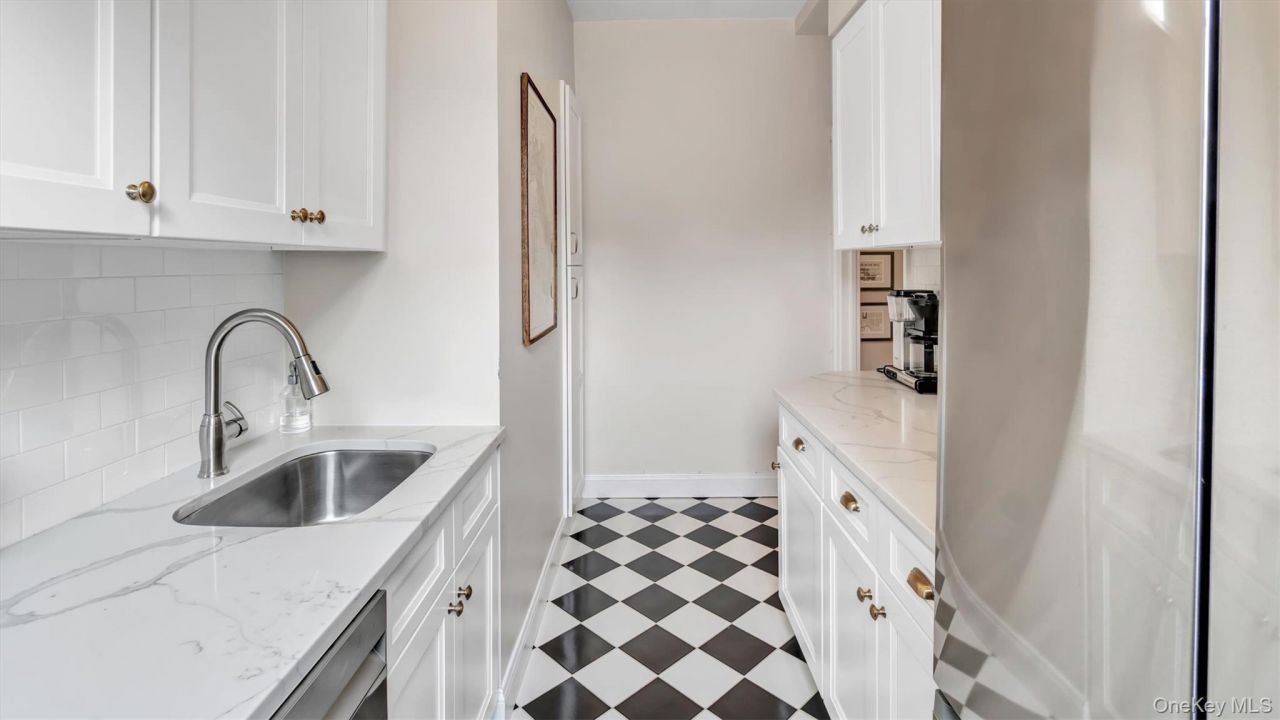 8 Barstow Road, Unit 7H, Great Neck, NY 11021 Main Photo