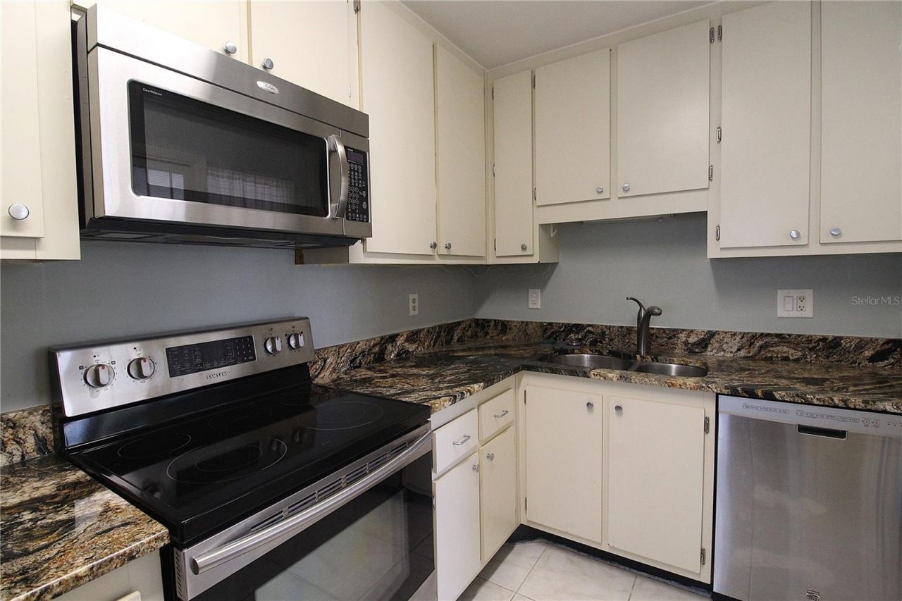 390 301 Boulevard W, Unit 24D, Bradenton, FL 34205 Photo