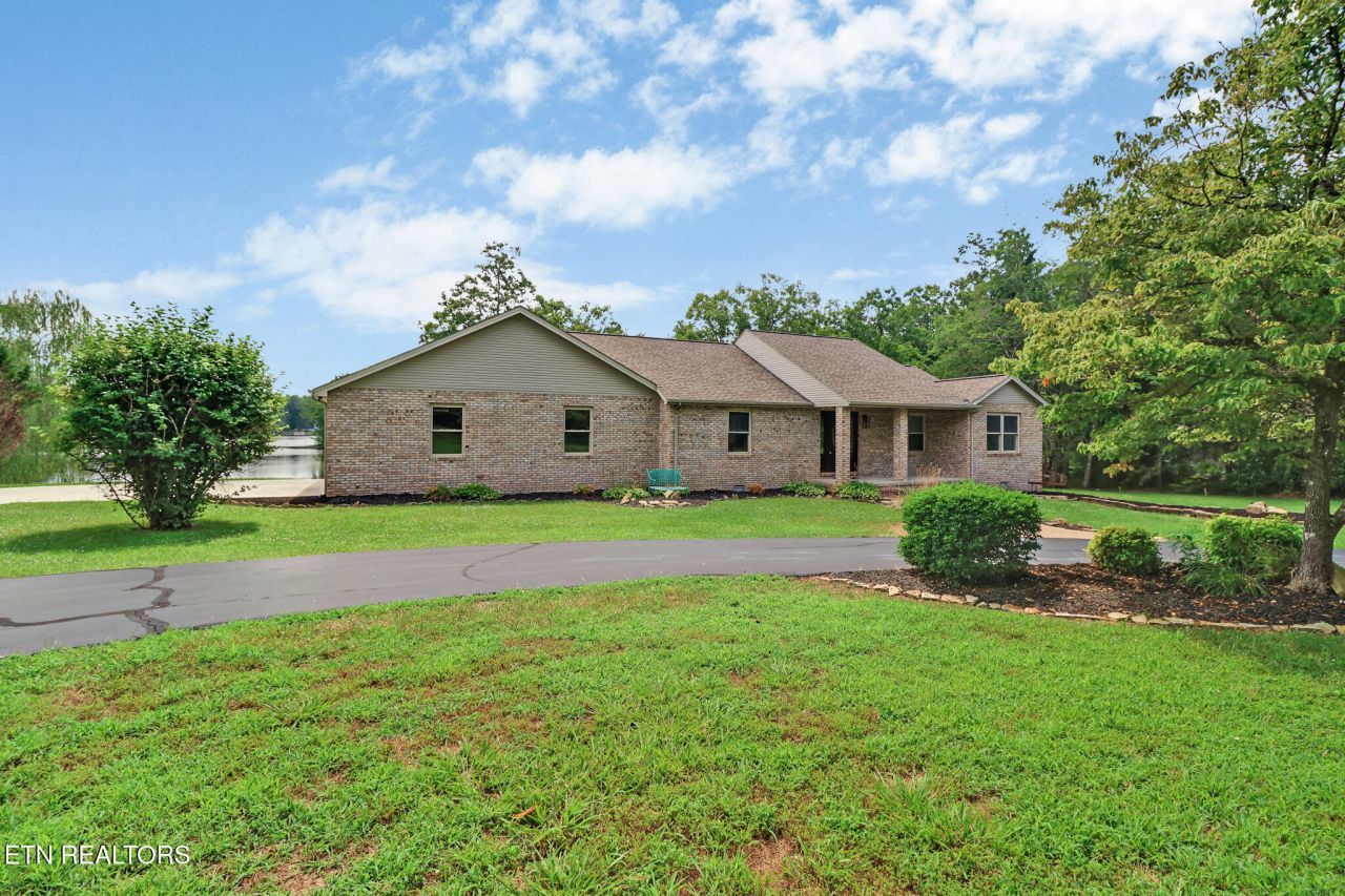 8621 Cherokee Tr, Crossville, TN 38572 Main Photo