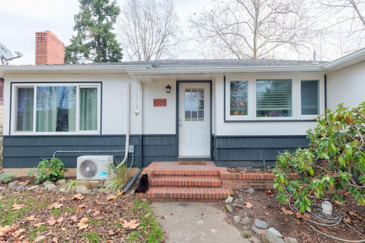 1035 SE Ashley Place, Grants Pass, OR 97526 Main Photo