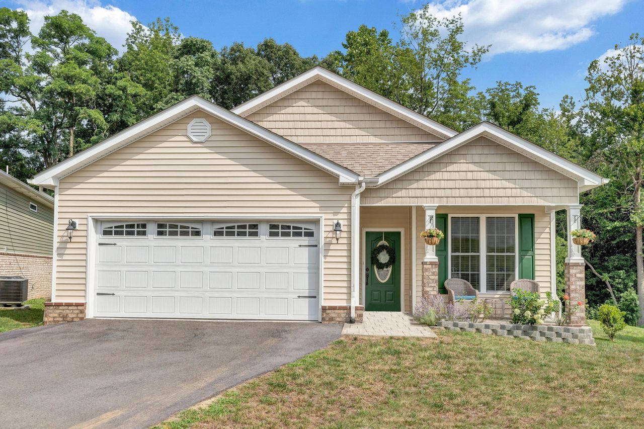 1290 Trafalgar Dr, Roanoke, VA 24019 Main Photo