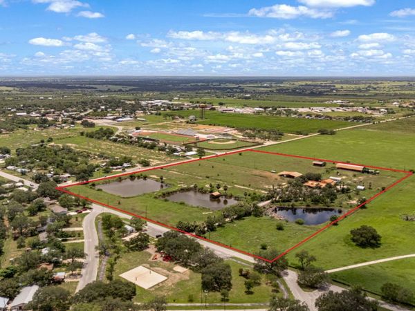 1551 N Windy Knoll, Devine, TX 78016