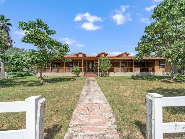 1551 N Windy Knoll, Devine, TX 78016