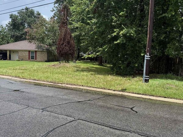 8455 Kensington Dr, Baton Rouge, LA 70809