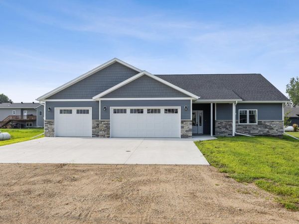 305 Prairie Drive N, Hankinson, ND 58041